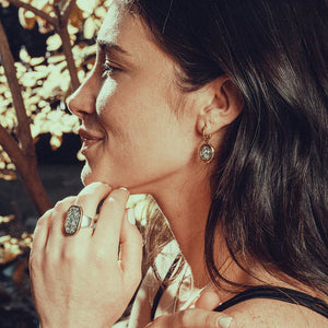 Kristal Huggie Drop Earrings