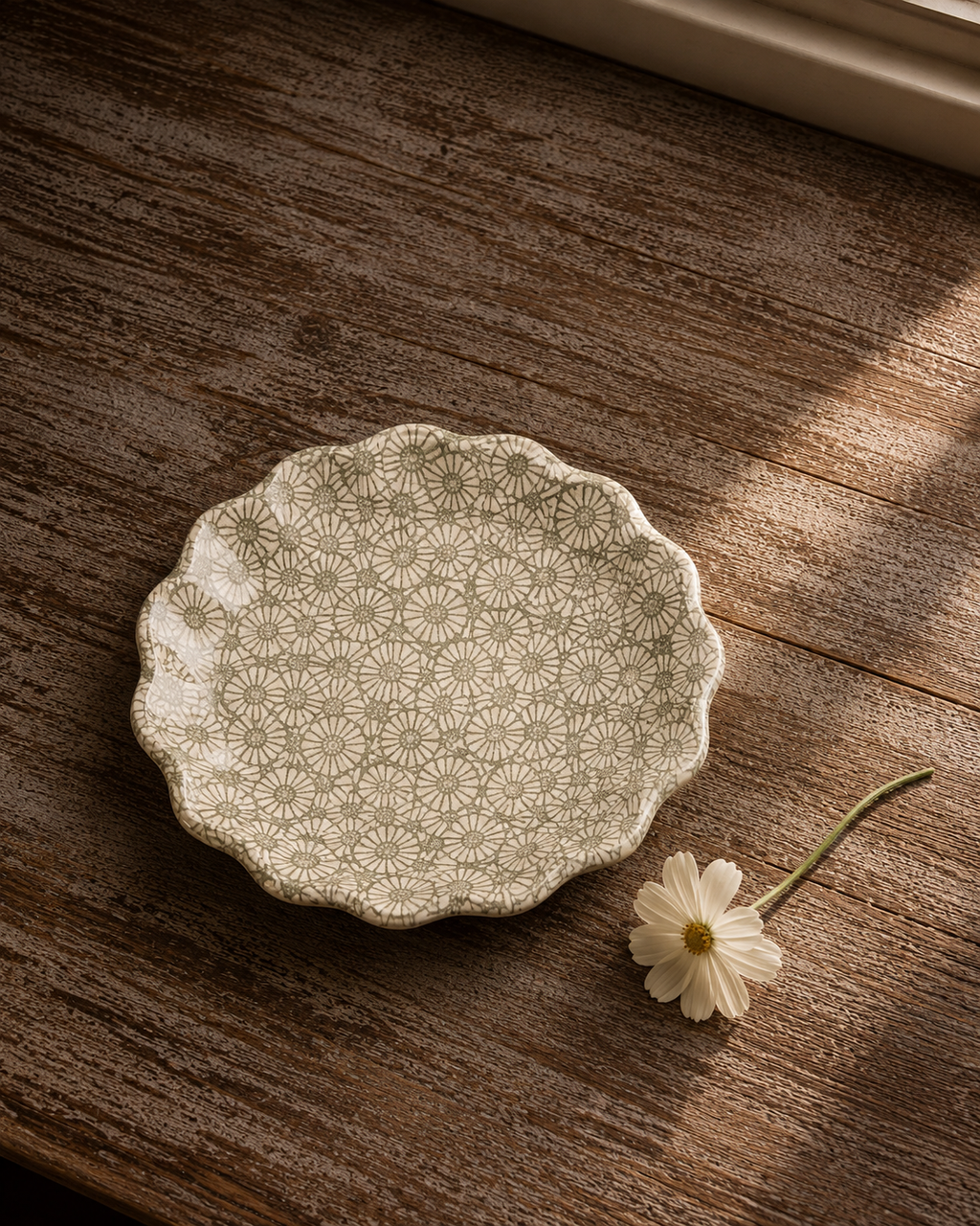 Scalloped Round Decoupage Plate