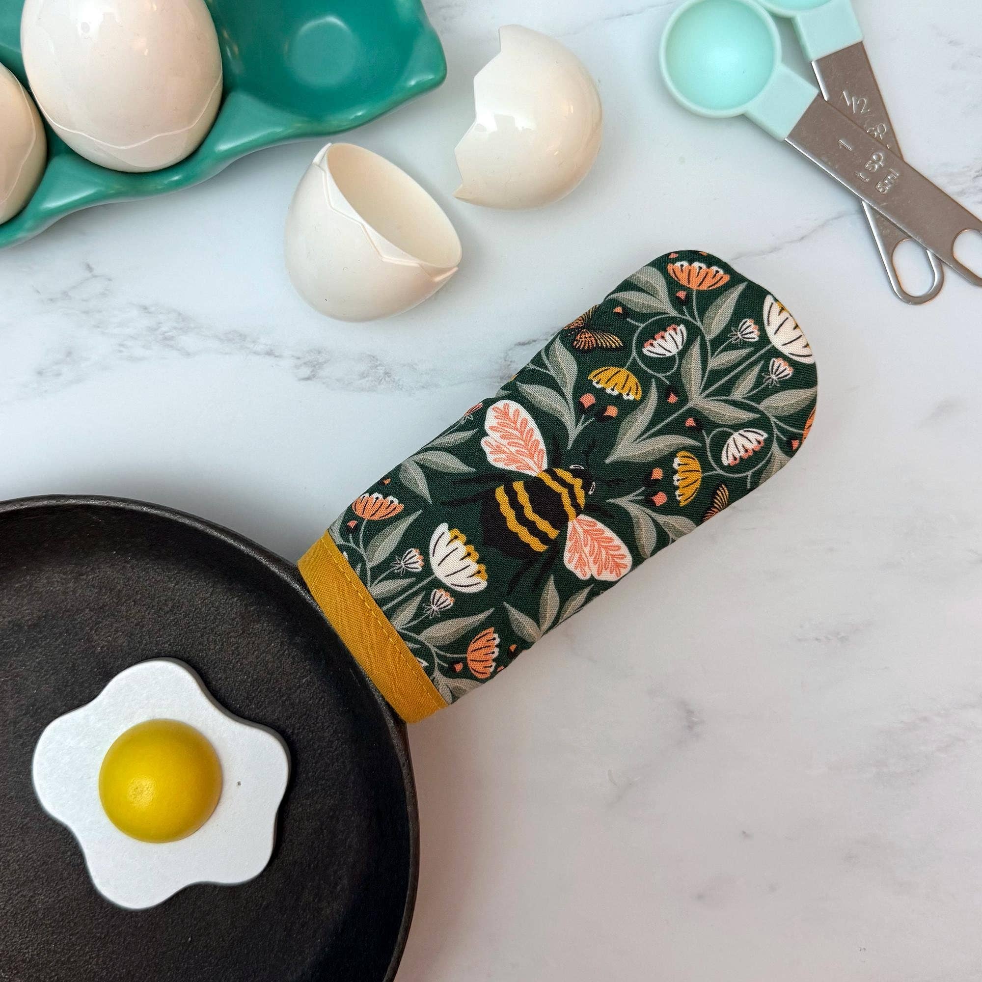 Skillet Mitt | Bumble Bee Garden