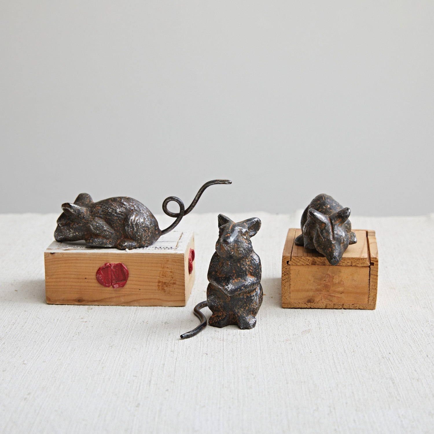 Distressed Rust Finish Metal Mouse