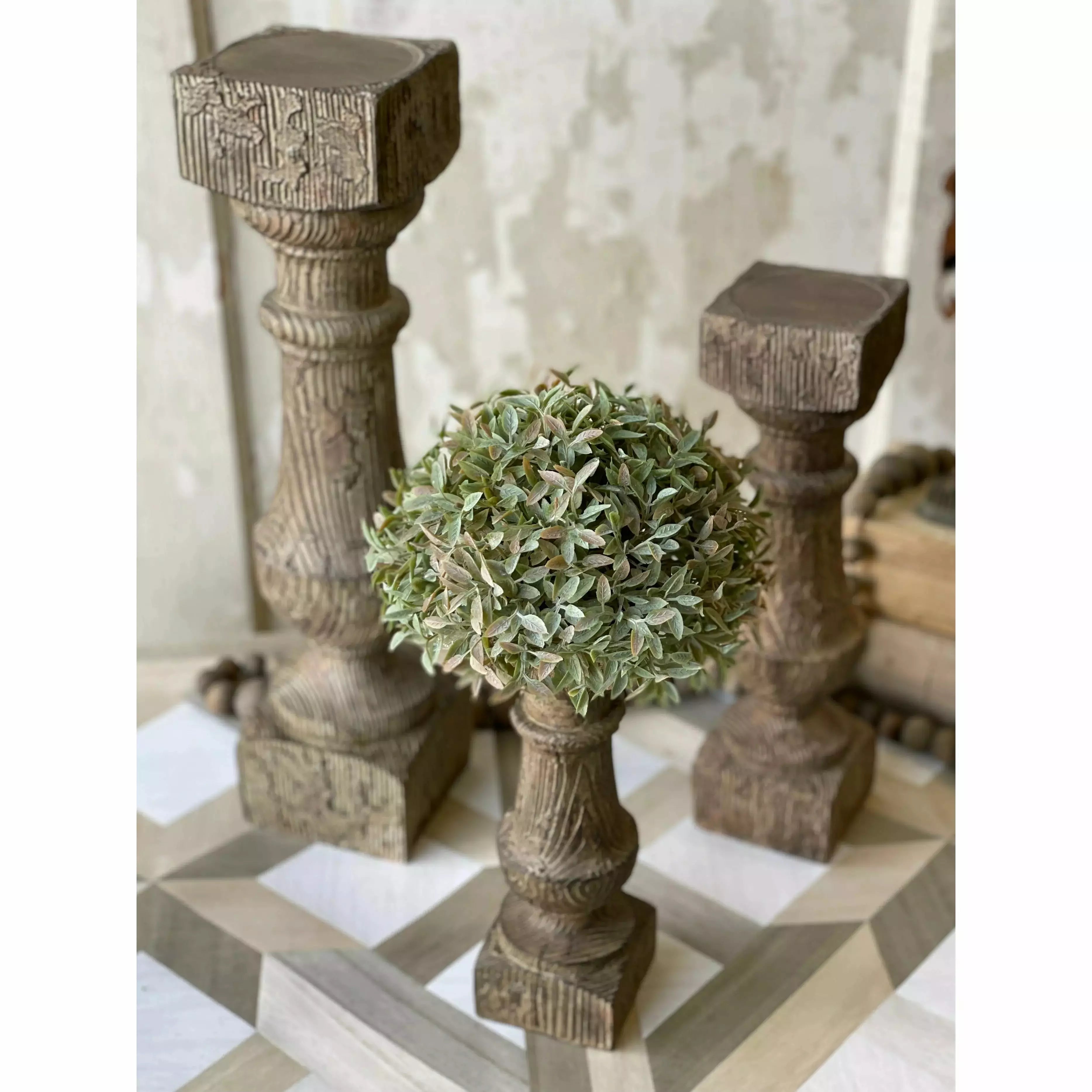 Isadore Pillar Holder