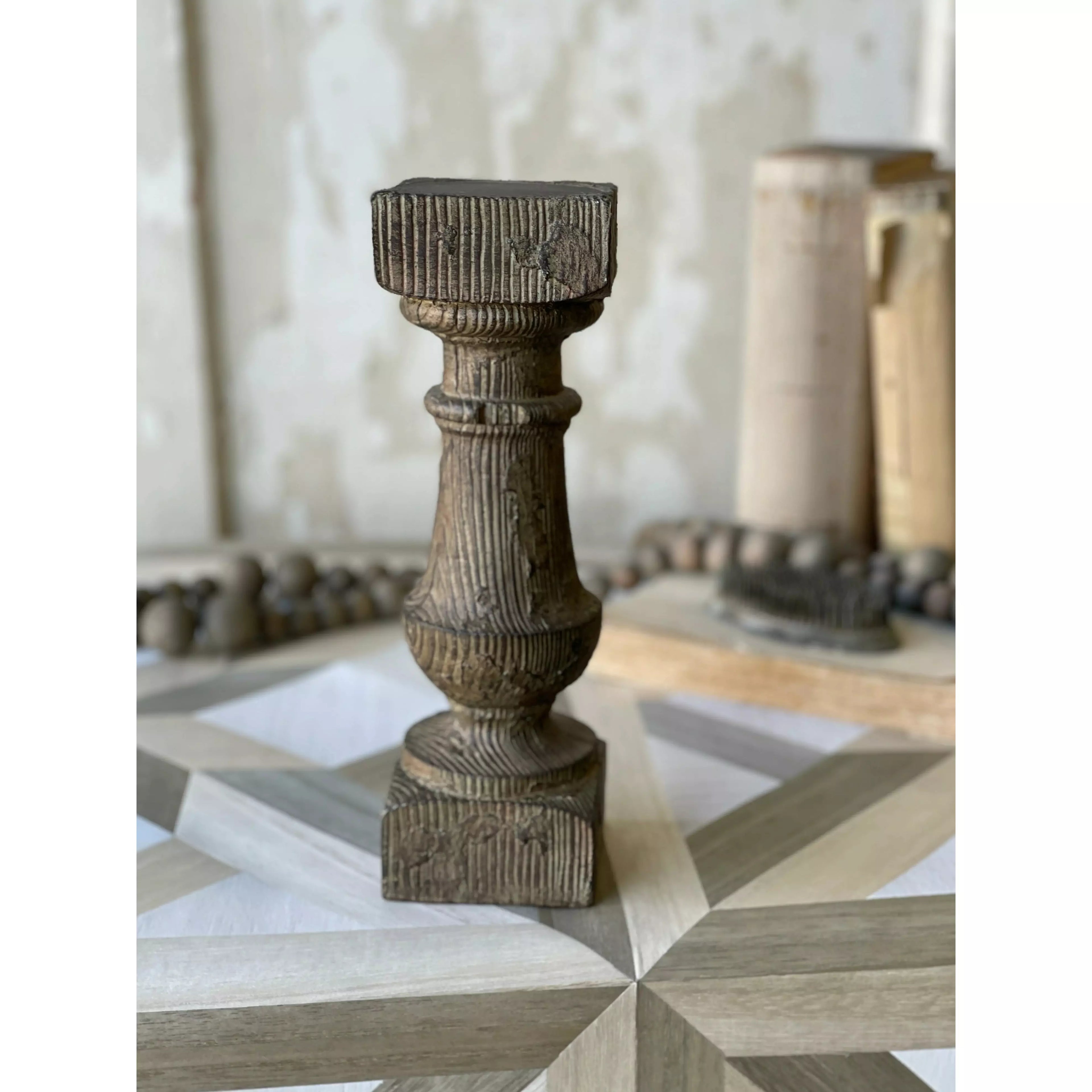 Isadore Pillar Holder
